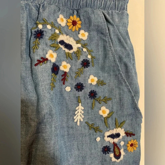 Francescas Blue Rain Shorts Floral Embroidered Pull On Elastic Waist Medium EUC - Picture 6 of 11